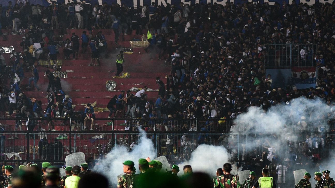 Indonesian soccer match riot, stampede leaves more than 120 dead - ESPN