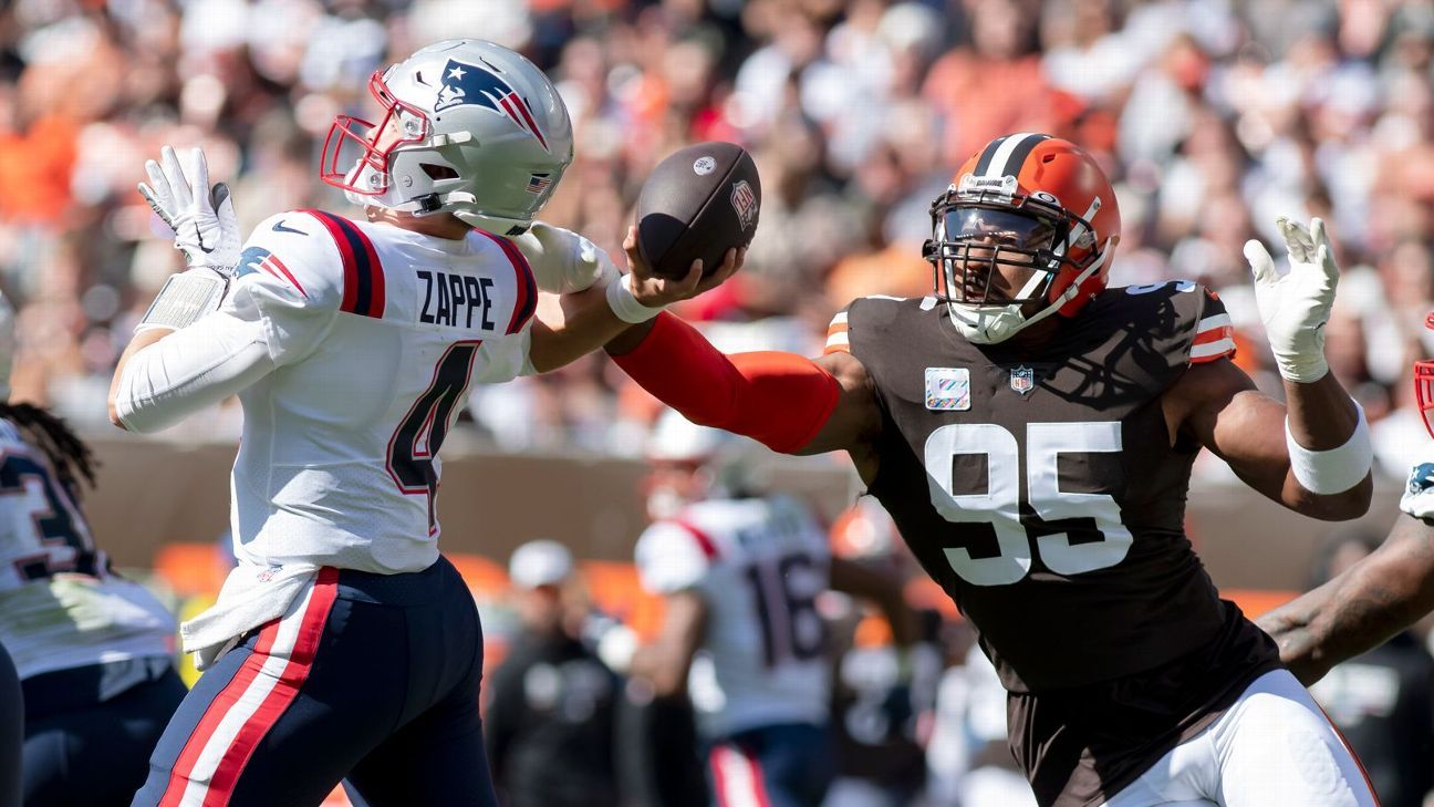 Myles Garrett sets Browns' sack record, aggravates shoulder injury