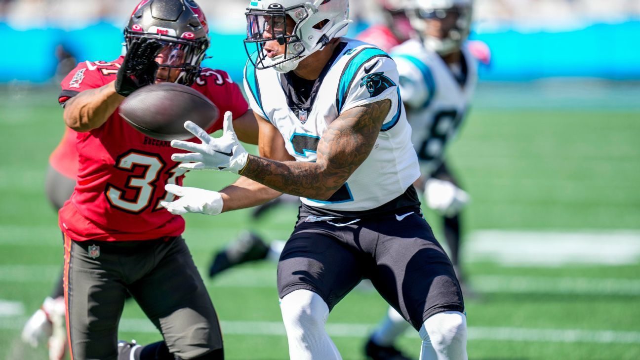 Buccaneers security tackles young intruder during game vs. Falcons