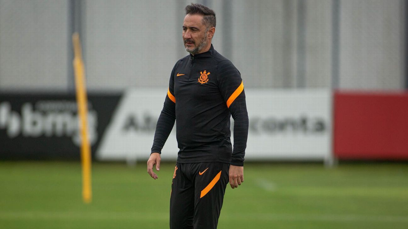 Apresentador diz que Vítor Pereira não fica no Corinthians e elege três estrangeiros para clube ir atrás