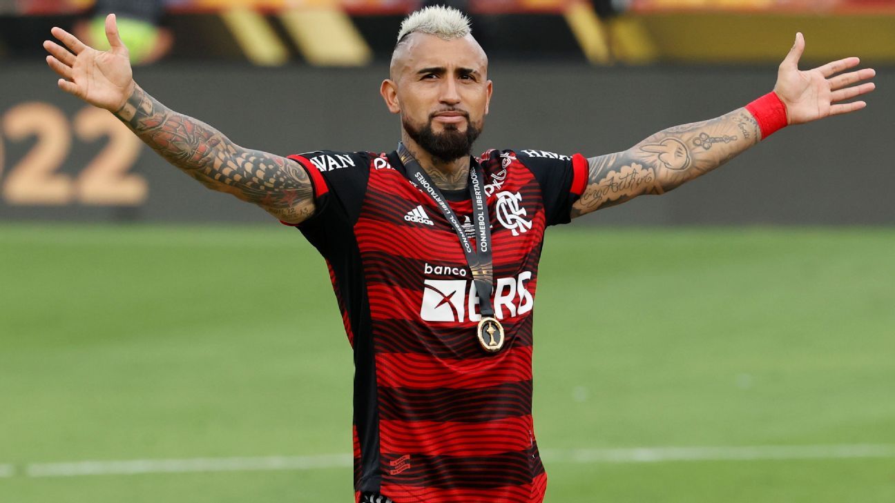 Vidal posta foto de título do Flamengo da Libertadores de 2022 e revolta torcedores do Athletico-PR