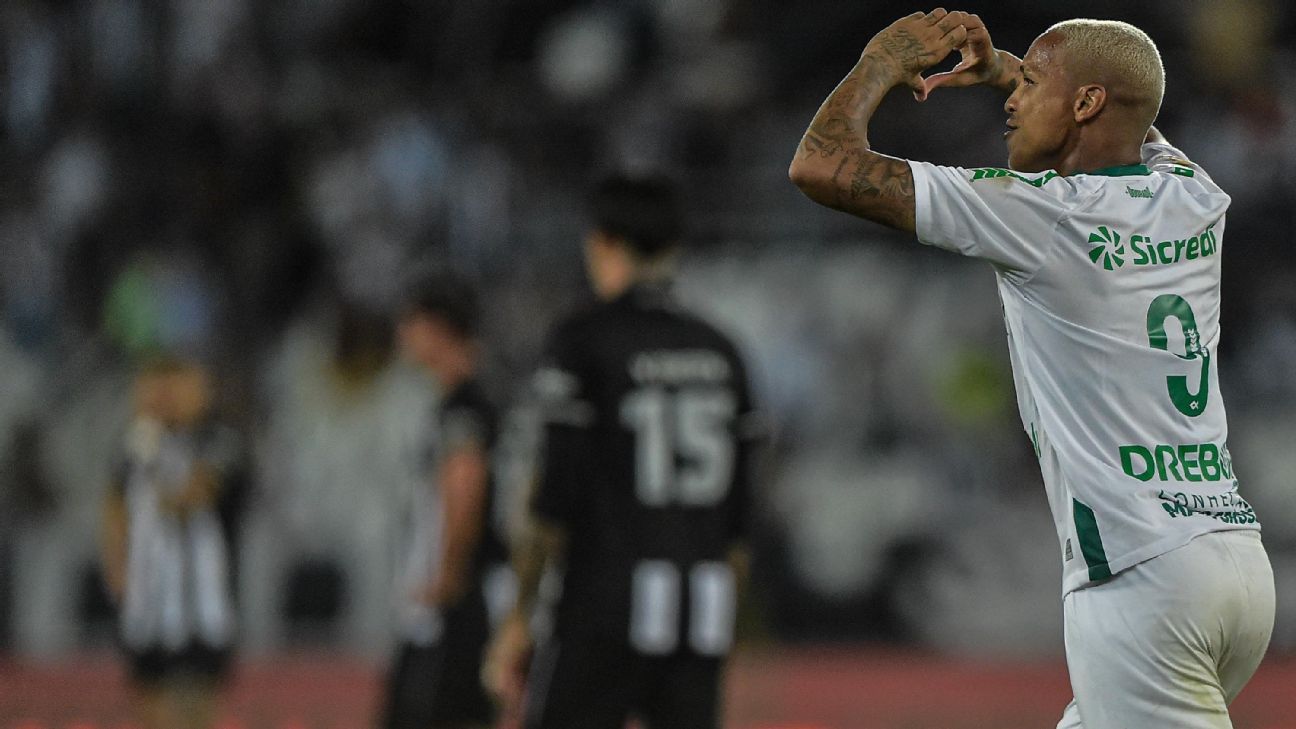 Com gol de Deyverson, Botafogo perde para o Cuiabá em casa e se ...
