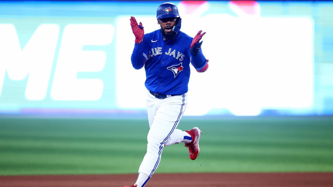 Blue Jays trade outfielder Teoscar Hernandez to Mariners for