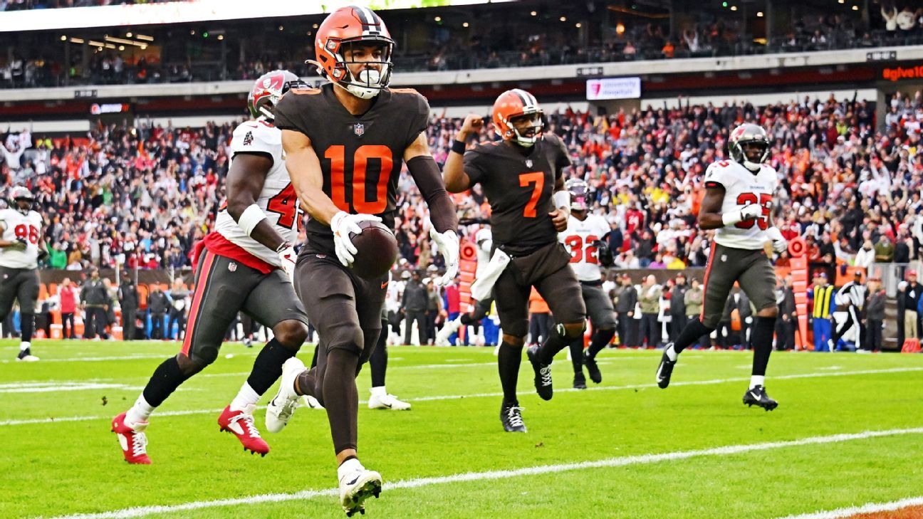 Cleveland Browns wide receiver Anthony Schwartz (10) lines up for