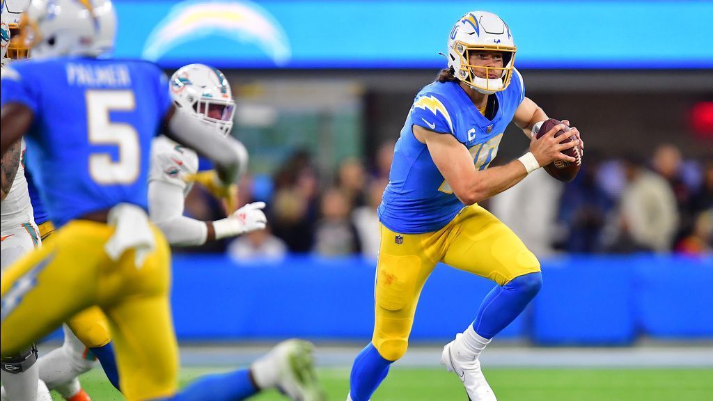 NFL345 on X: With 316 passing yards today, @Chargers QB Justin Herbert has  recorded 300+ passing yards in 6 games, tied with Andrew Luck (2012) for  the most by a rookie in @