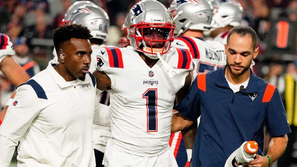 Patriots' Rhamondre Stevenson, DeVante Parker exit hurt - ESPN
