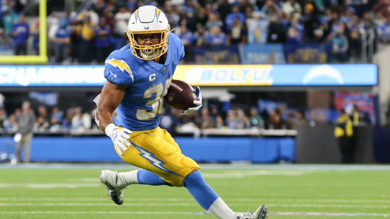 Source - Chargers' Austin Ekeler staying, with $1.75M in incentives - ESPN