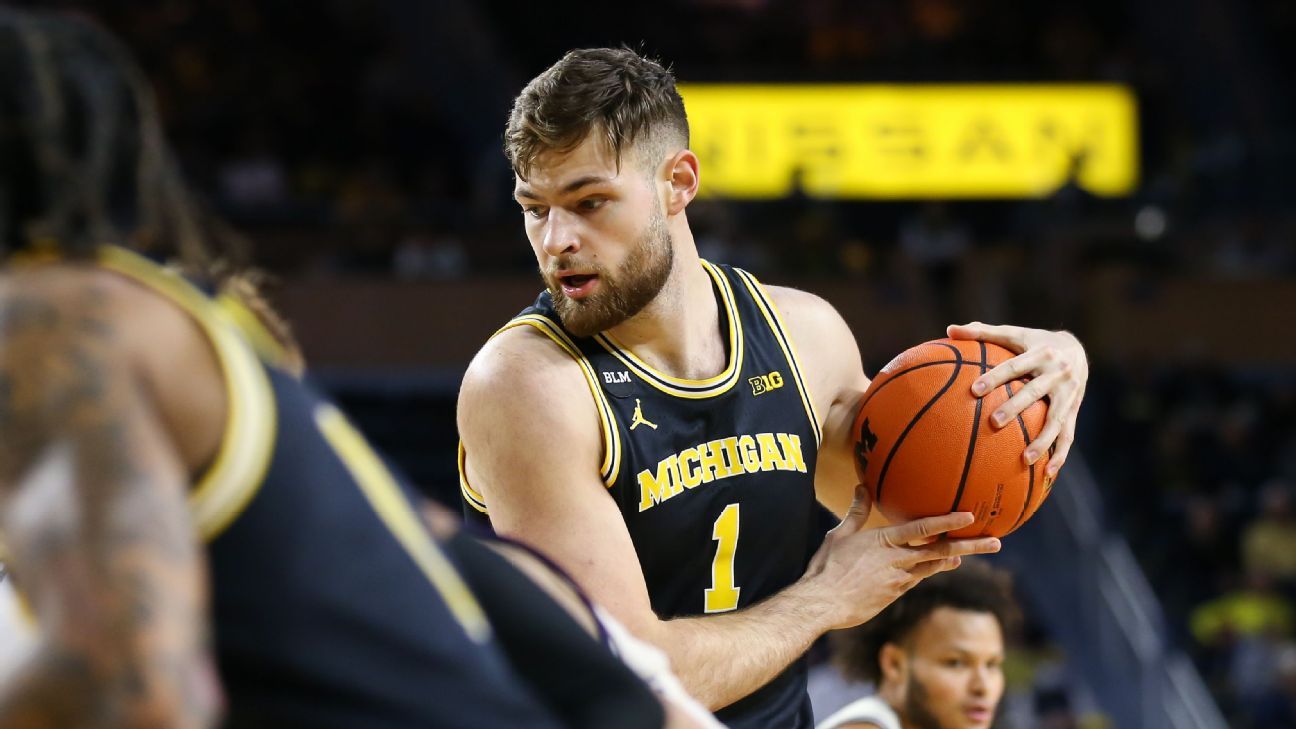 El centro de Michigan, Hunter Dickinson, se muda a Kansas