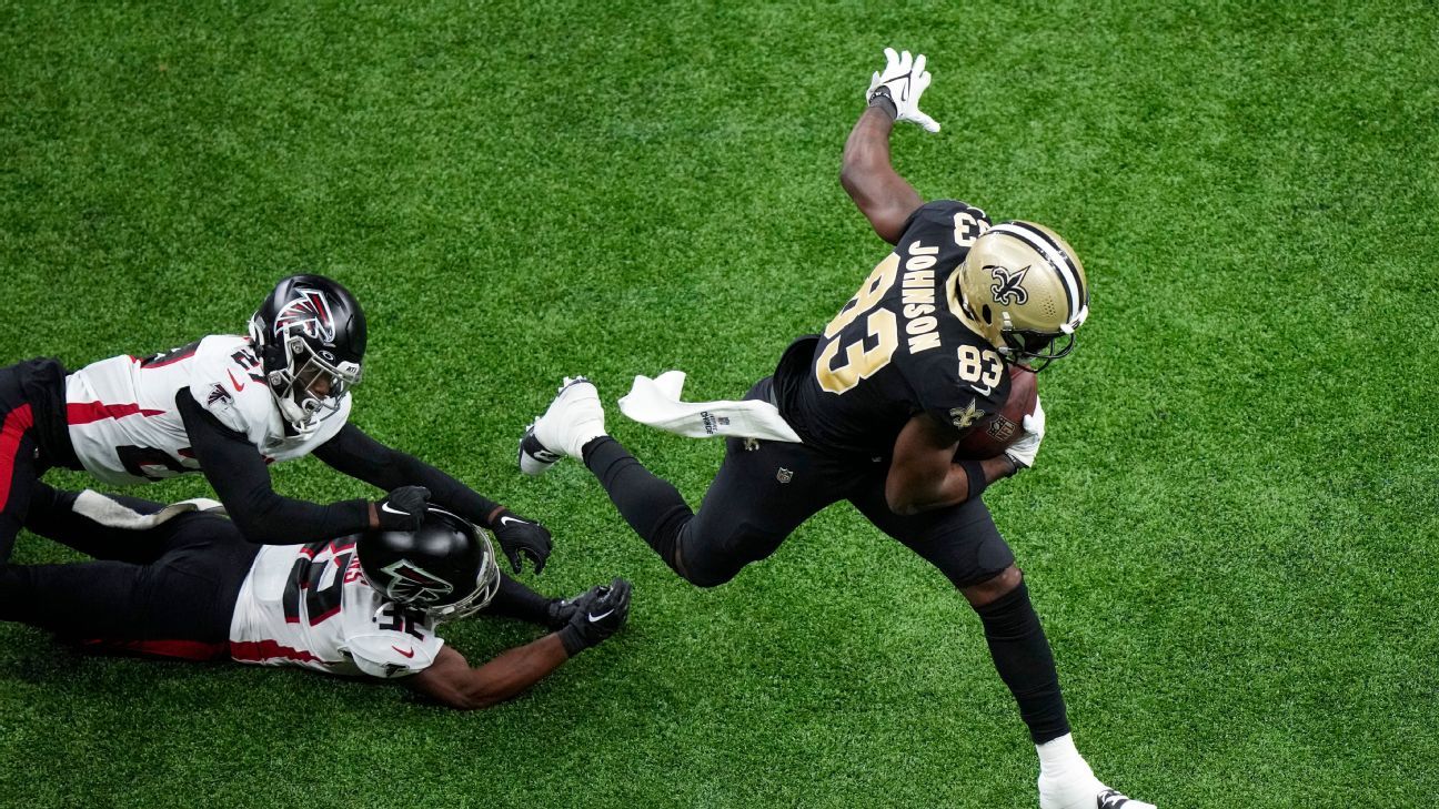 New Orleans, Louisiana, USA. 18th Dec, 2022. New Orleans Saints tight end  Juwan Johnson warms up before playing against the Atlanta Falcons in an NFL  game in New Orleans, Louisiana USA on