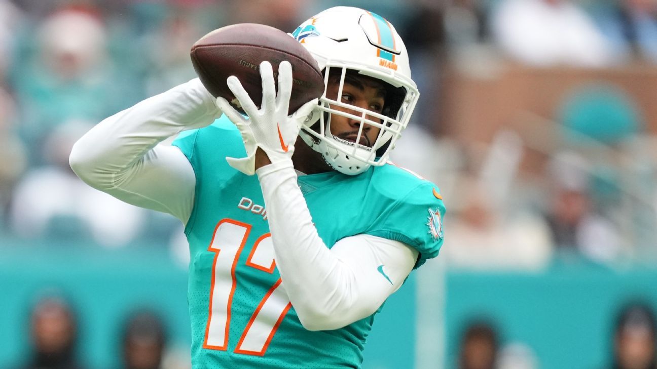 Dolphins' Jaylen Waddle goes 84 yards for big Christmas Day TD