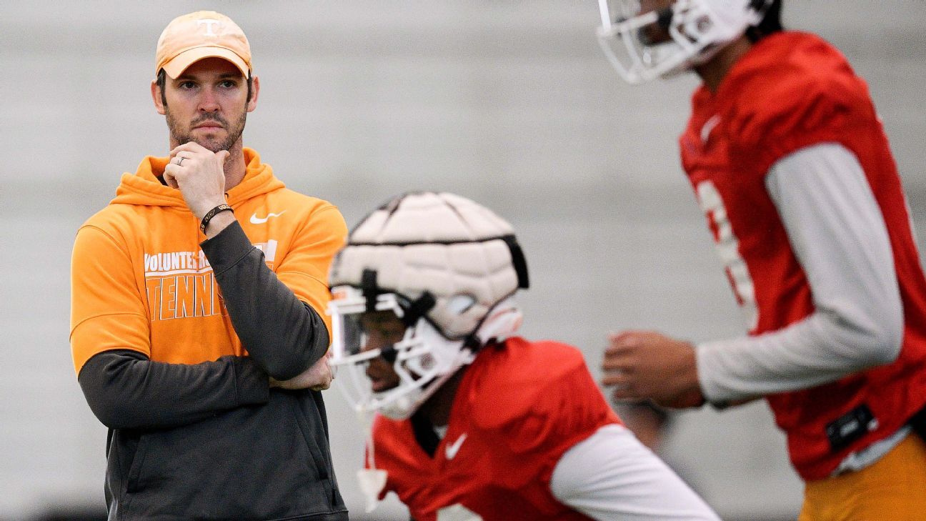 Tennessee promotes QB coach Halzle to OC