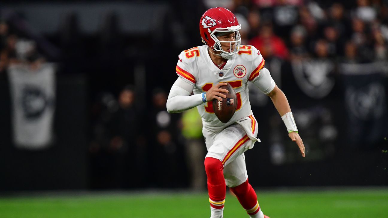 Mahomes sets record, Chiefs beat Raiders for AFC's top seed