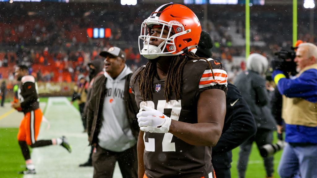 Kareem Hunt returns to Browns after Nick Chubb's knee injury - ESPN