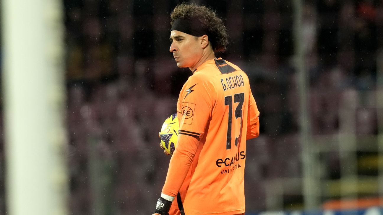 ¿Qué tan probable es que desciendan Guillermo Ochoa o Johan Vázquez en