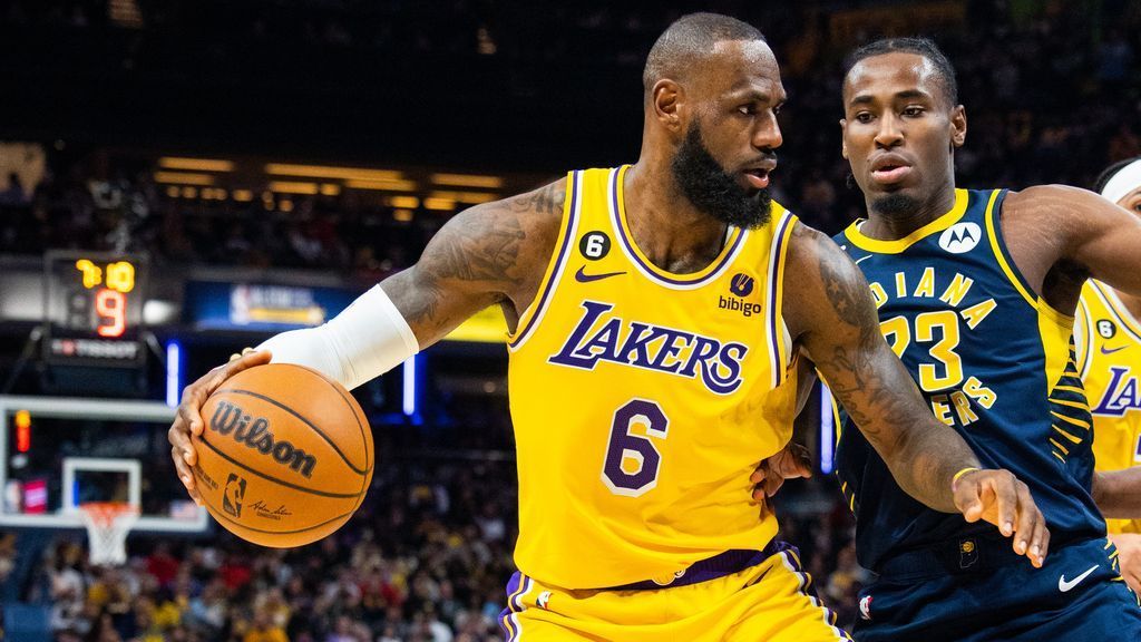 LeBron closes in on Kareem as Lakers rally late