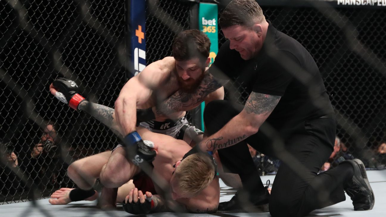 Inglês toma nocaute tão brutal que fica 'perdido' a ponto de lutar com juiz no UFC; veja momento