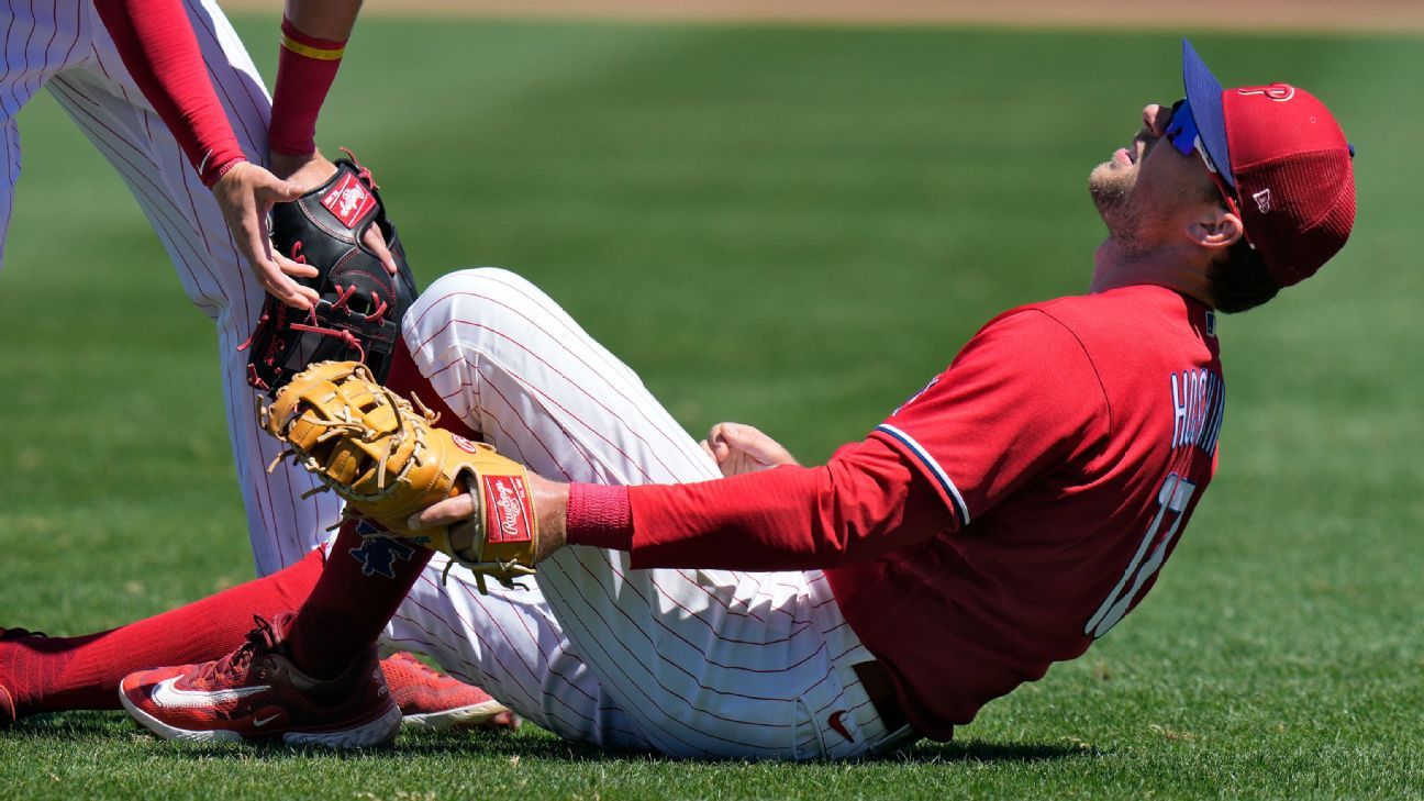 Phillies 1B Hoskins tears ACL in spring game