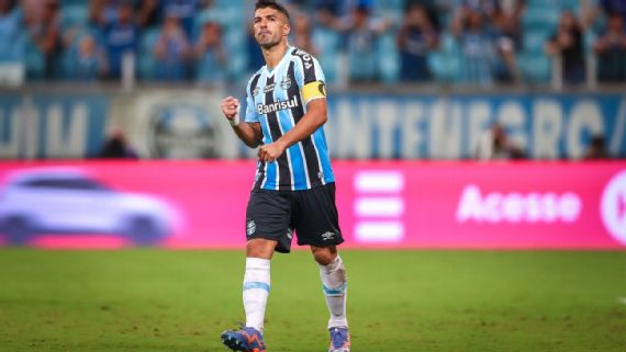 Viu essa? O gesto de Suárez com rival em vitória do Grêmio que viralizou nas redes sociais
