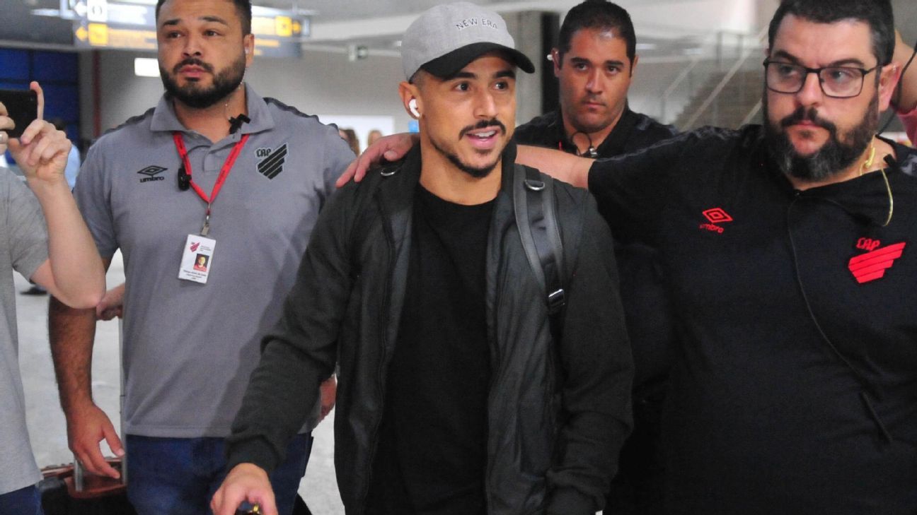 Justiça mantém bloqueio de salário por golpe das criptomoedas, e Willian 