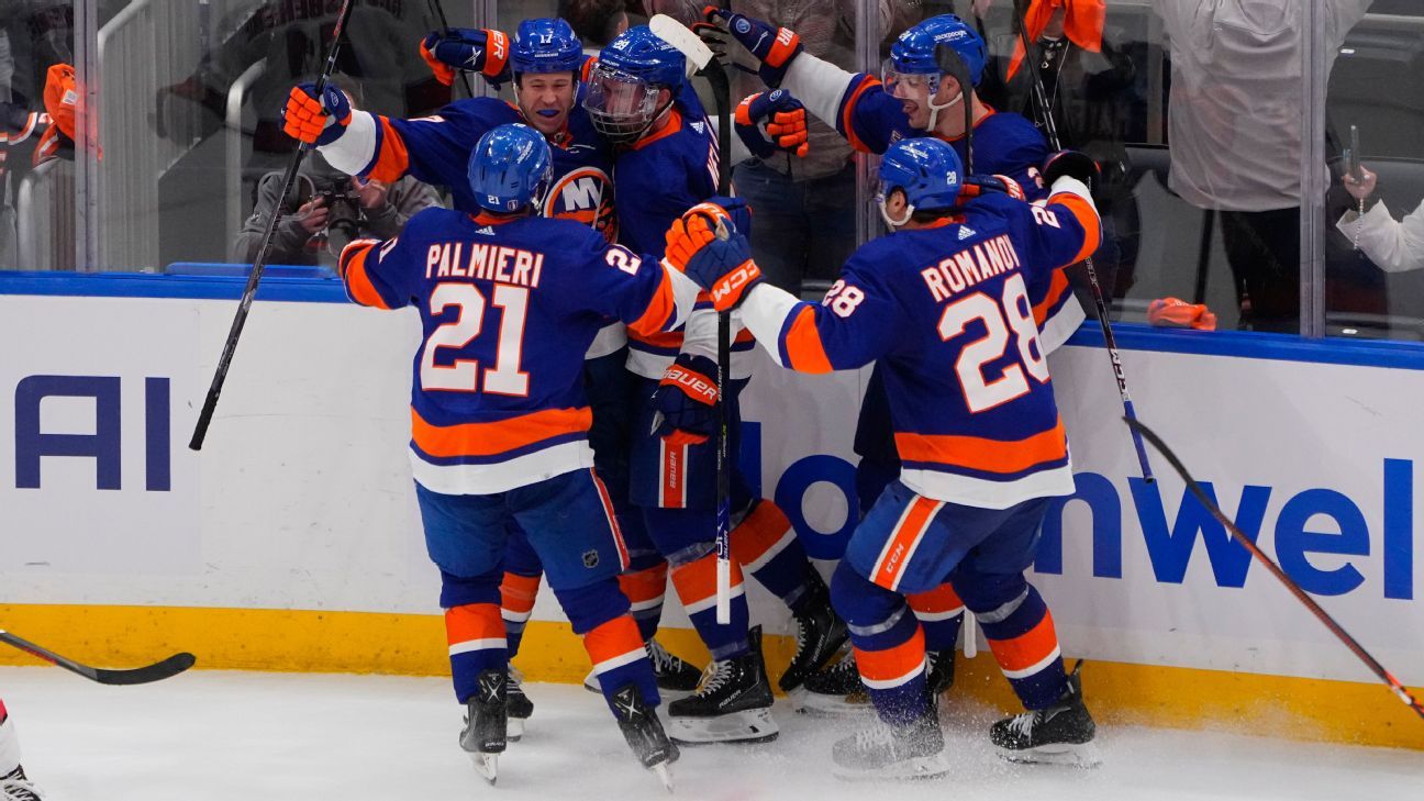 Islanders score 4 late goals to take pivotal Game 3 against