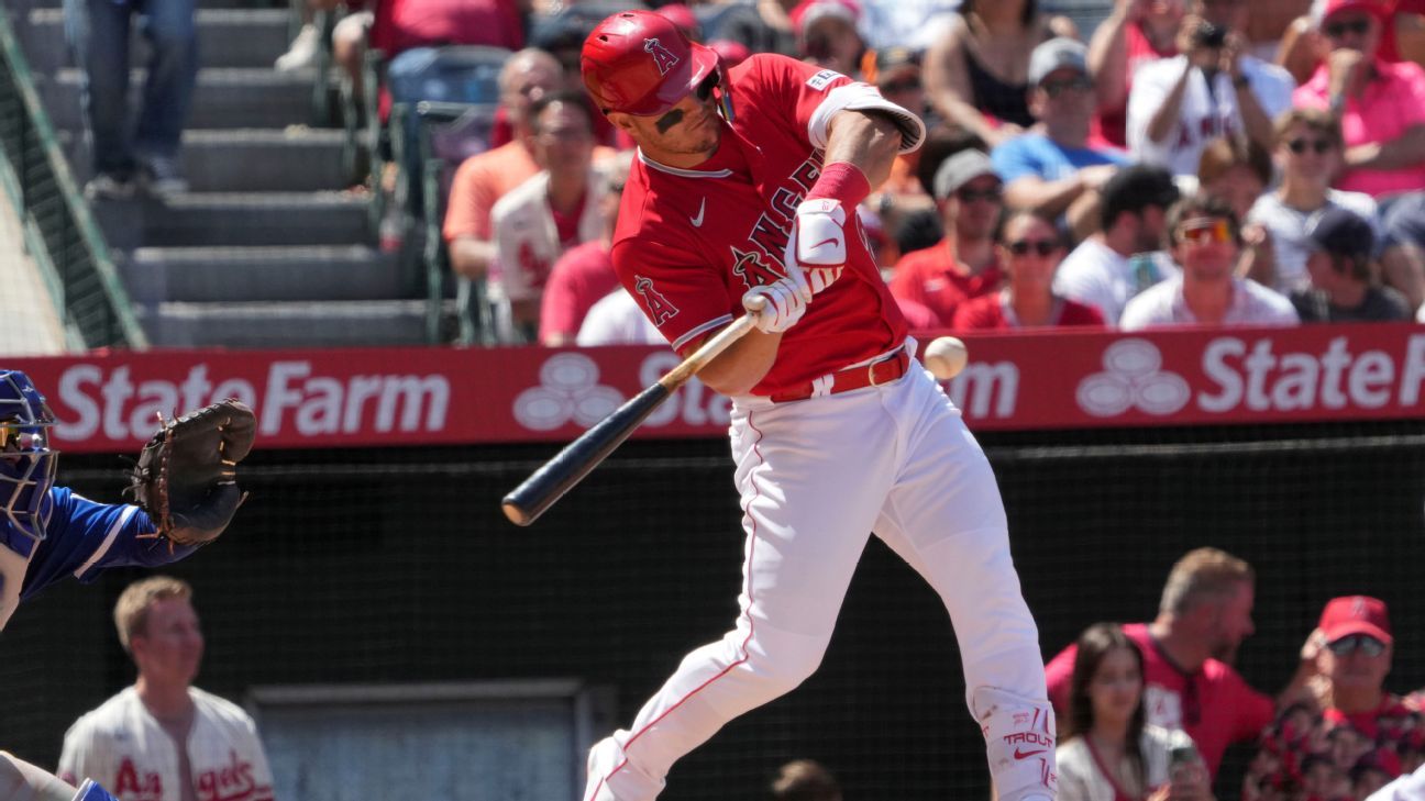 Shohei Ohtani applauds Taylor Ward who has been on a roll for the Los  Angeles Angels