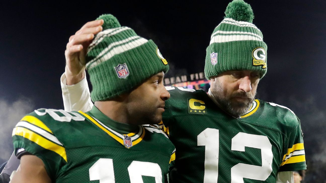 Aaron Rodgers rejoins Jets teammates for Sunday night game vs. Chiefs