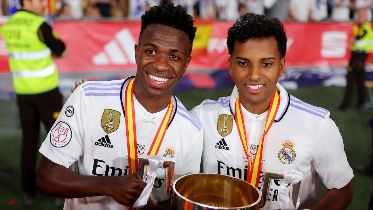 Fran García poses with the Real Madrid jersey