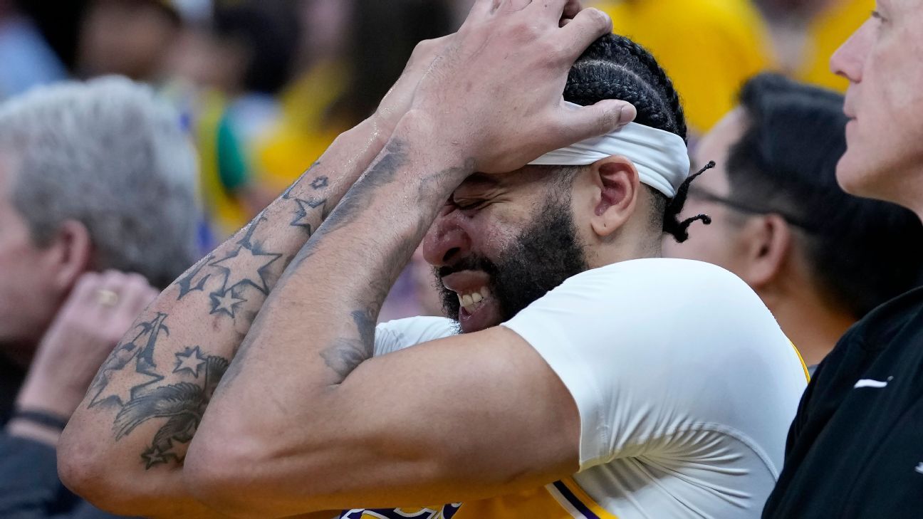 Anthony Davis sai da derrota do Lakers para o Warriors após bater a cabeça