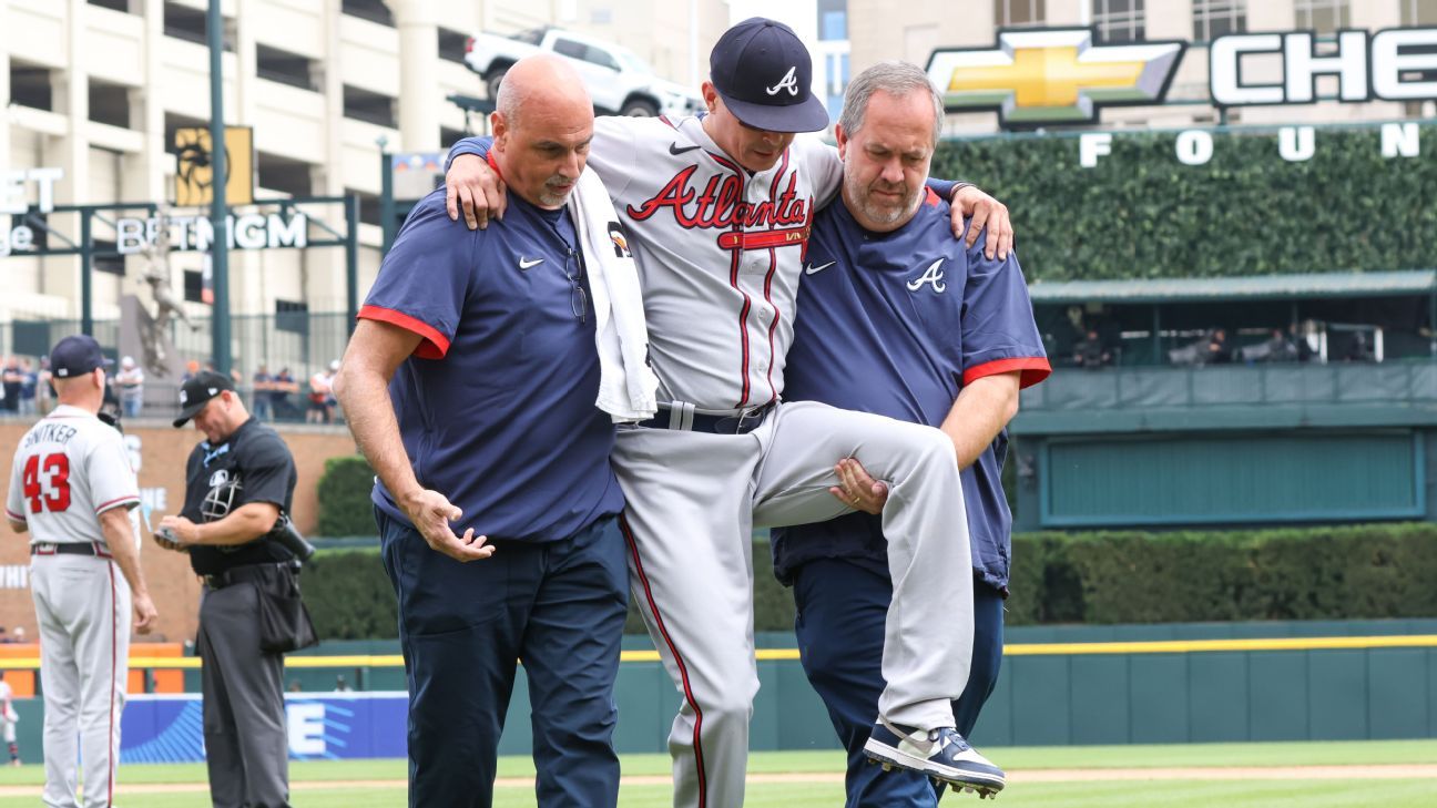 Braves relief ace Jesse Chavez carried off field with scary knee injury