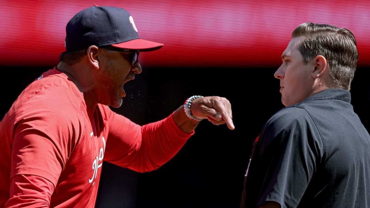 Manager Dave Martinez of the Washington Nationals makes a pitching News  Photo - Getty Images