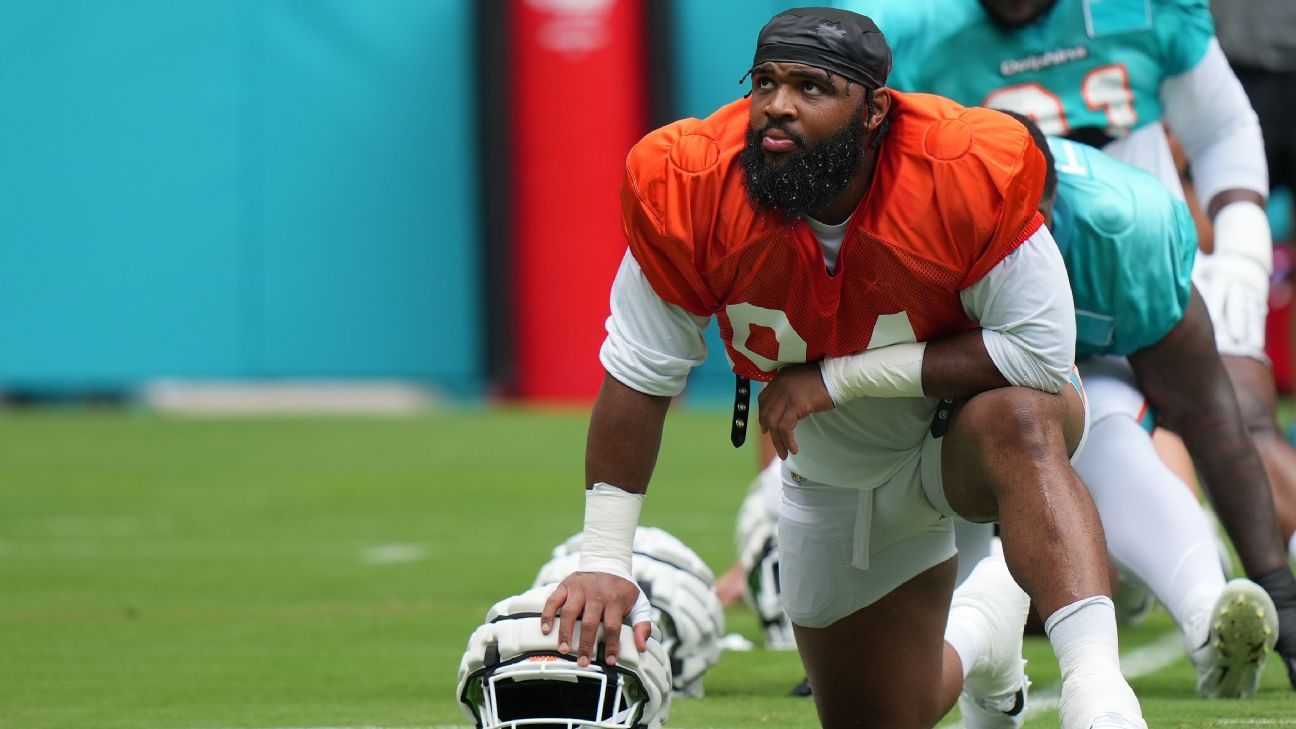 Dolphins' Christian Wilkins performs in camp amid contract talks