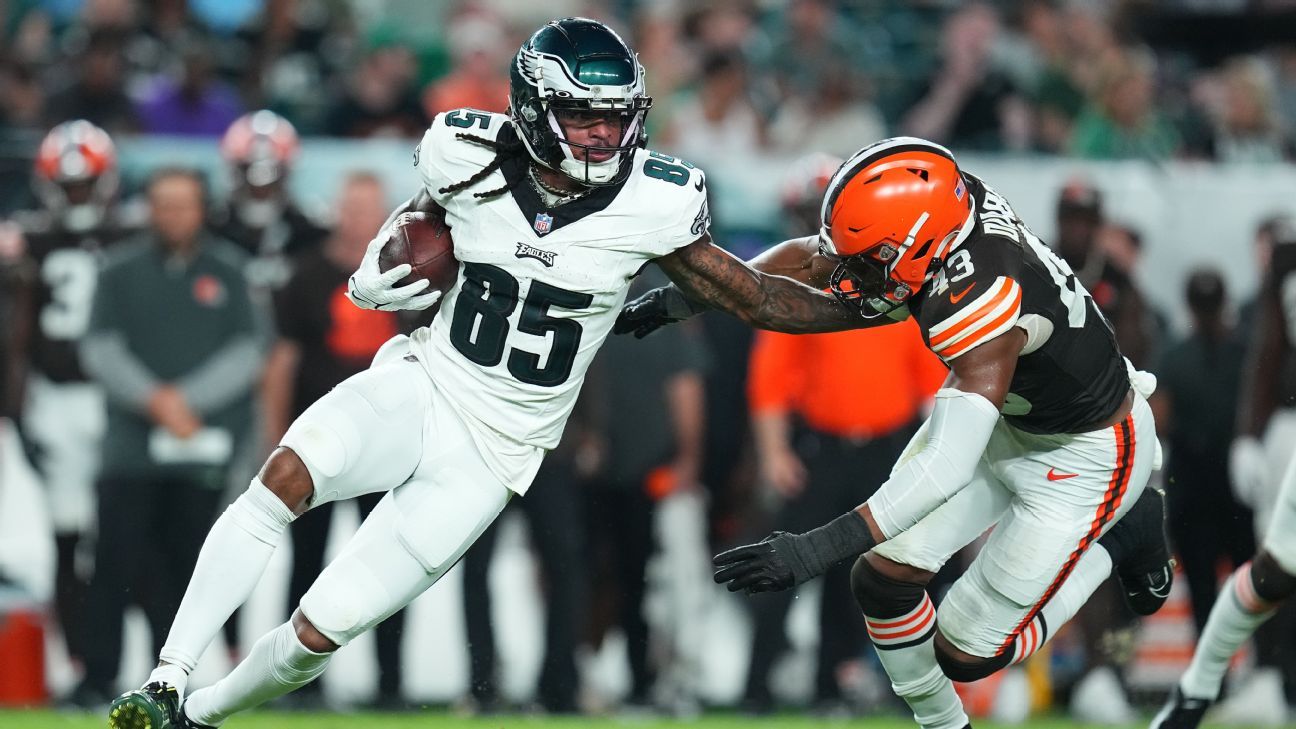 Tyree Cleveland degli Eagles, Moro Ojomo è stato portato fuori dal campo per un infortunio al collo.