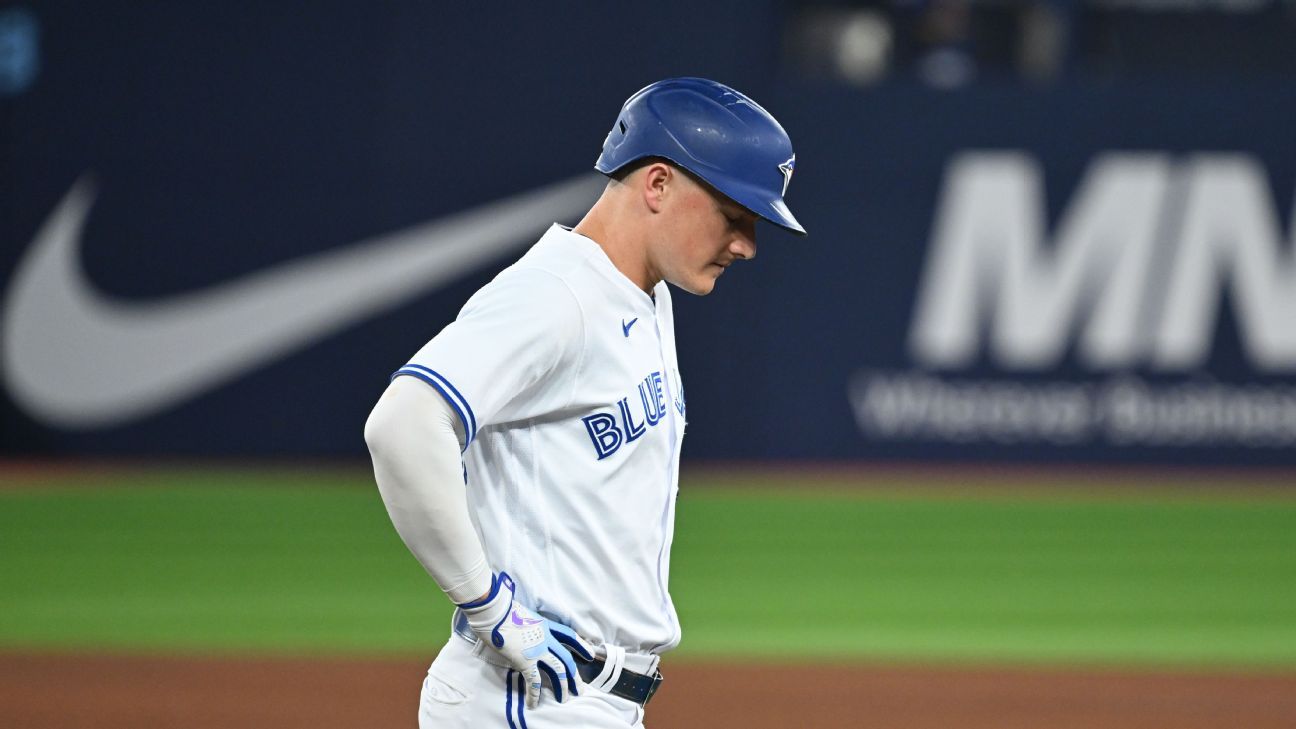 Blue Jays' Bo Bichette leaves game with right knee discomfort