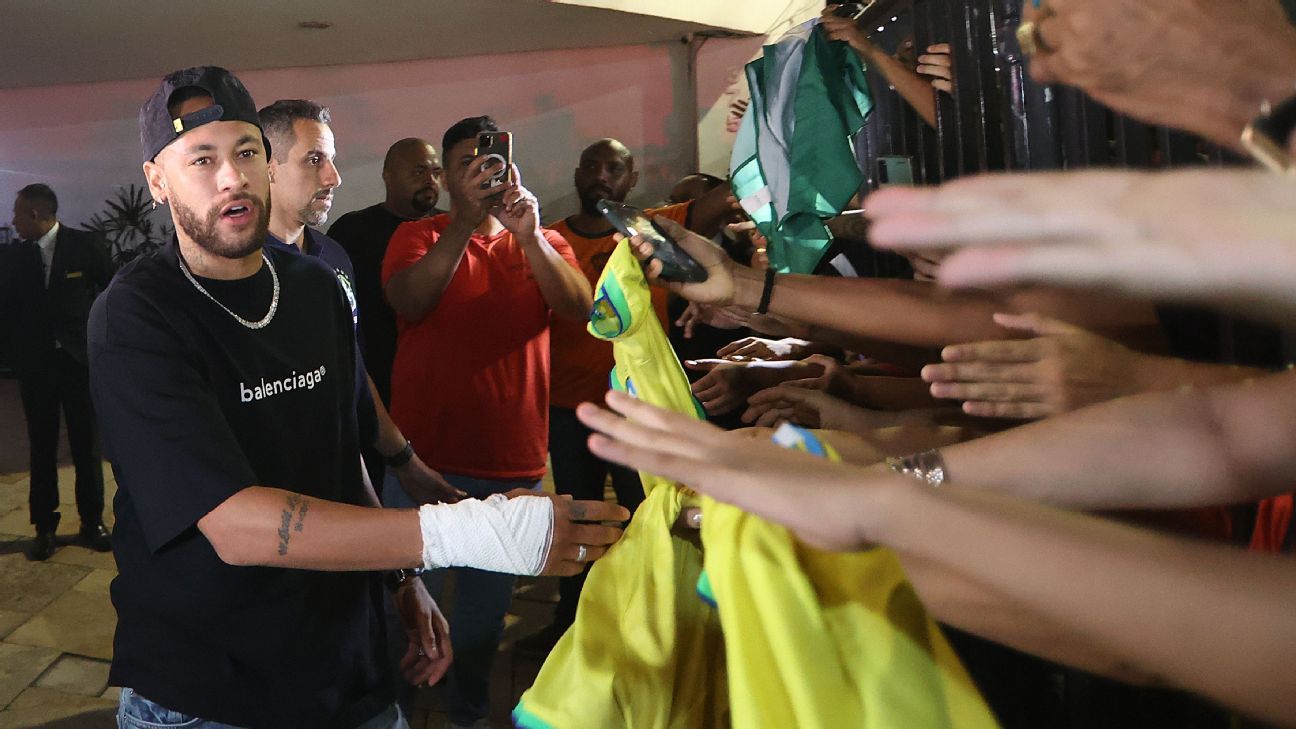 Neymar introduces himself to the Brazilian national team in Belém with a bandage on his hand