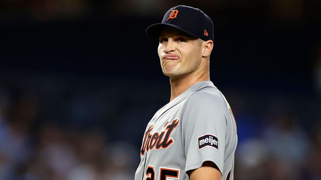 Tigers' Manning hit by liner, fractures his foot