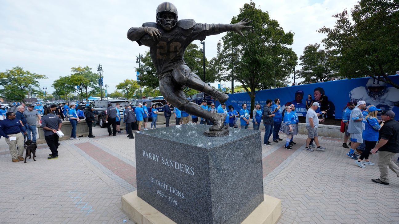 Lions unveil Barry Sanders statue at Ford Field