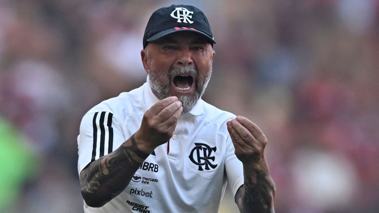 Irritado, Sampaoli chuta grade do Maracanã após derrota do Flamengo para o São Paulo na Copa do Brasil