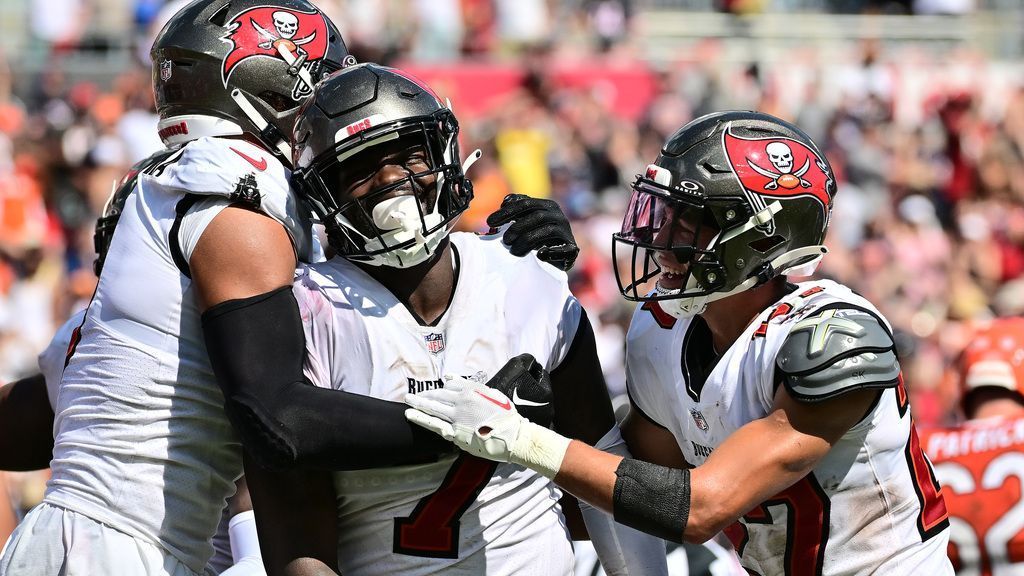 Buccaneers' Shaq Barrett dedicates pick-six to late daughter - ESPN