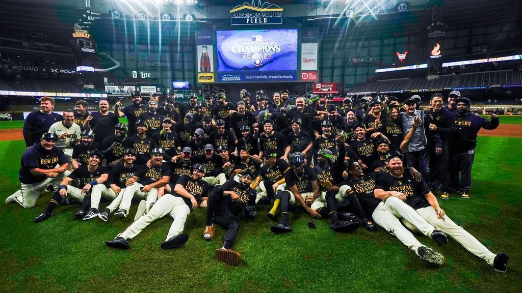 Watch inside the Cardinals' clubhouse after NL Central clinch