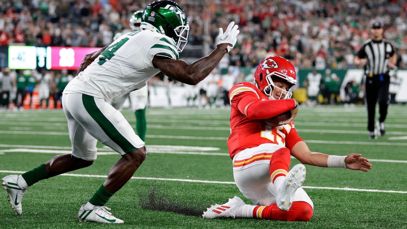 Mahomes' slide costs Chiefs bettors in KC victory