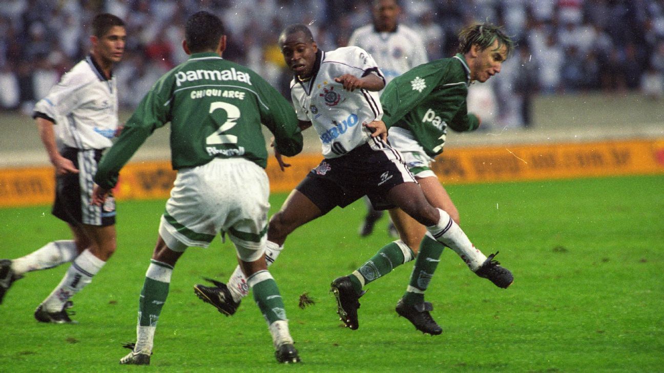Edílson prevê Corinthians campeão e desafia adversários com embaixadinhas