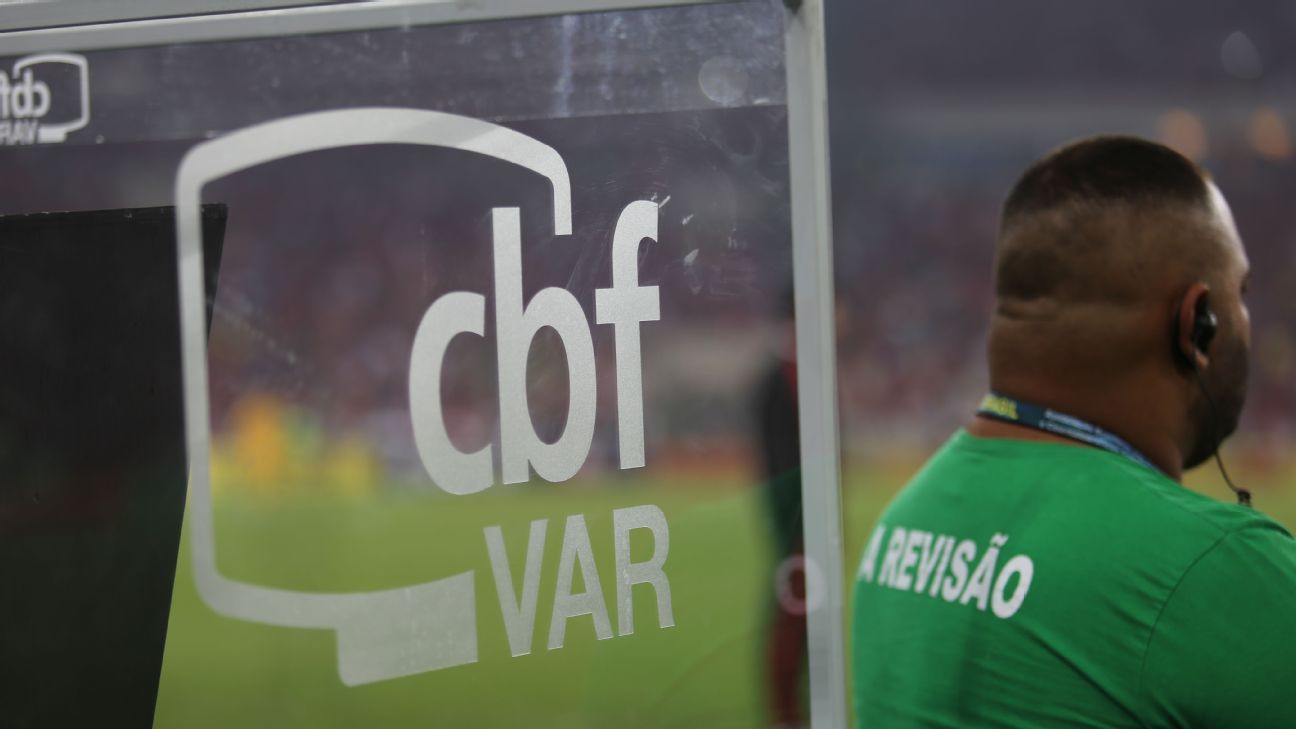 Árbitros do VAR de dois jogos são afastados pela CBF.