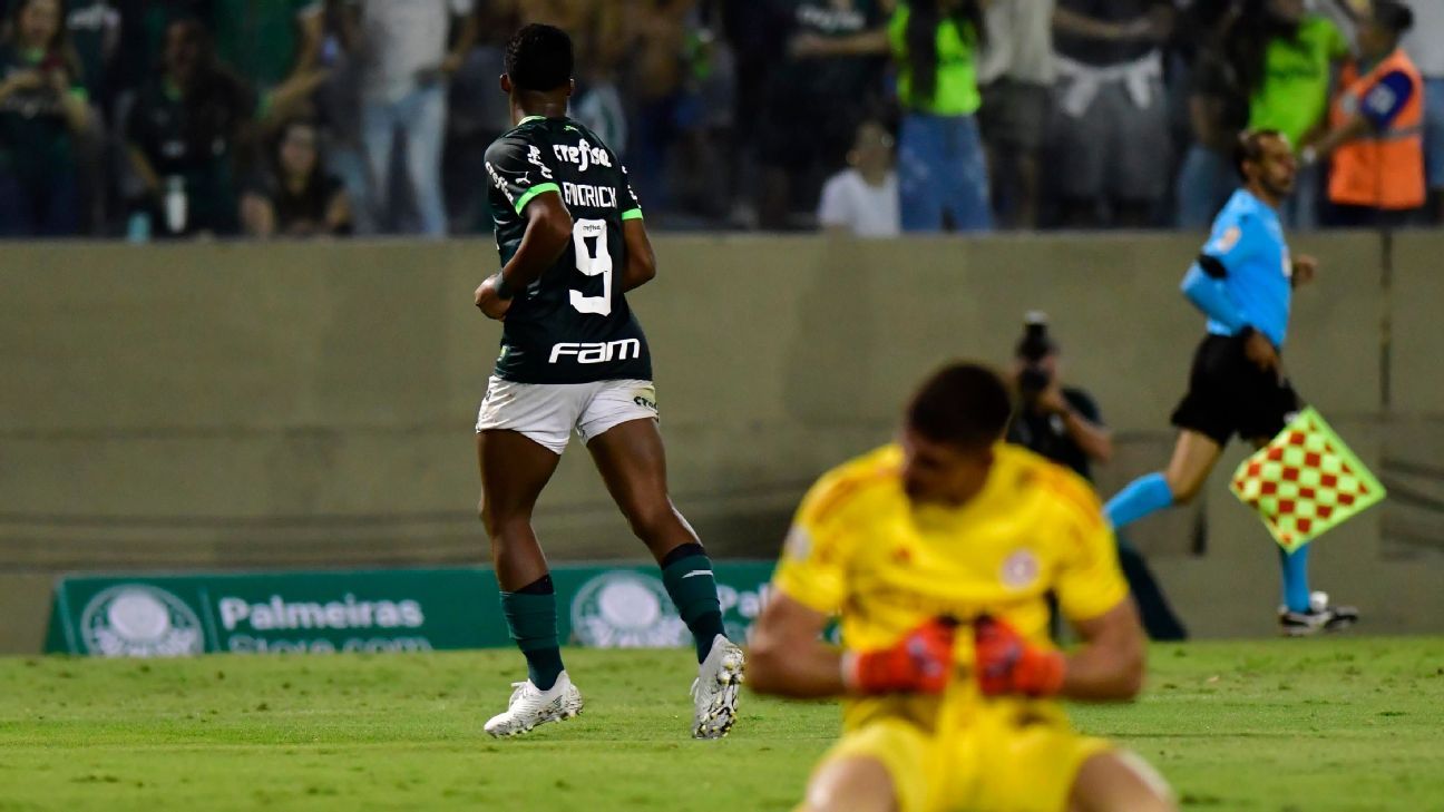 Palmeiras faz 3 a 0 no Inter e dorme líder do Brasileirão
