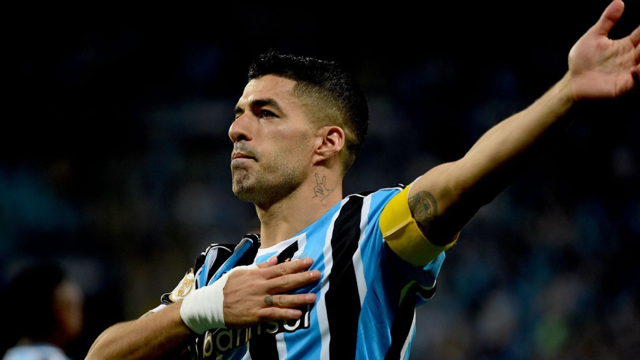 Adeus, Suárez! Torcida do Grêmio faz festa no aeroporto e se despede do astro