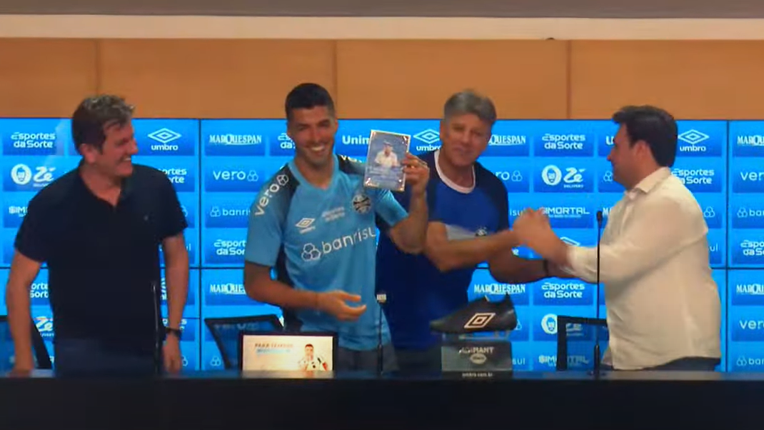 Em despedida, Renato Gaúcho presenteia Suárez com seu DVD de gols: Não posso deixar de sacanear