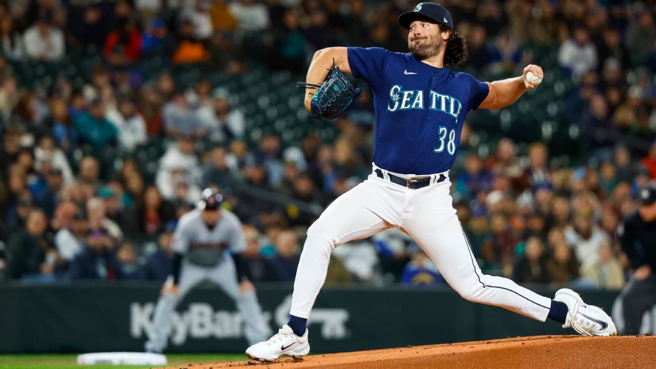 Giants land former Cy Young winner Ray from M's