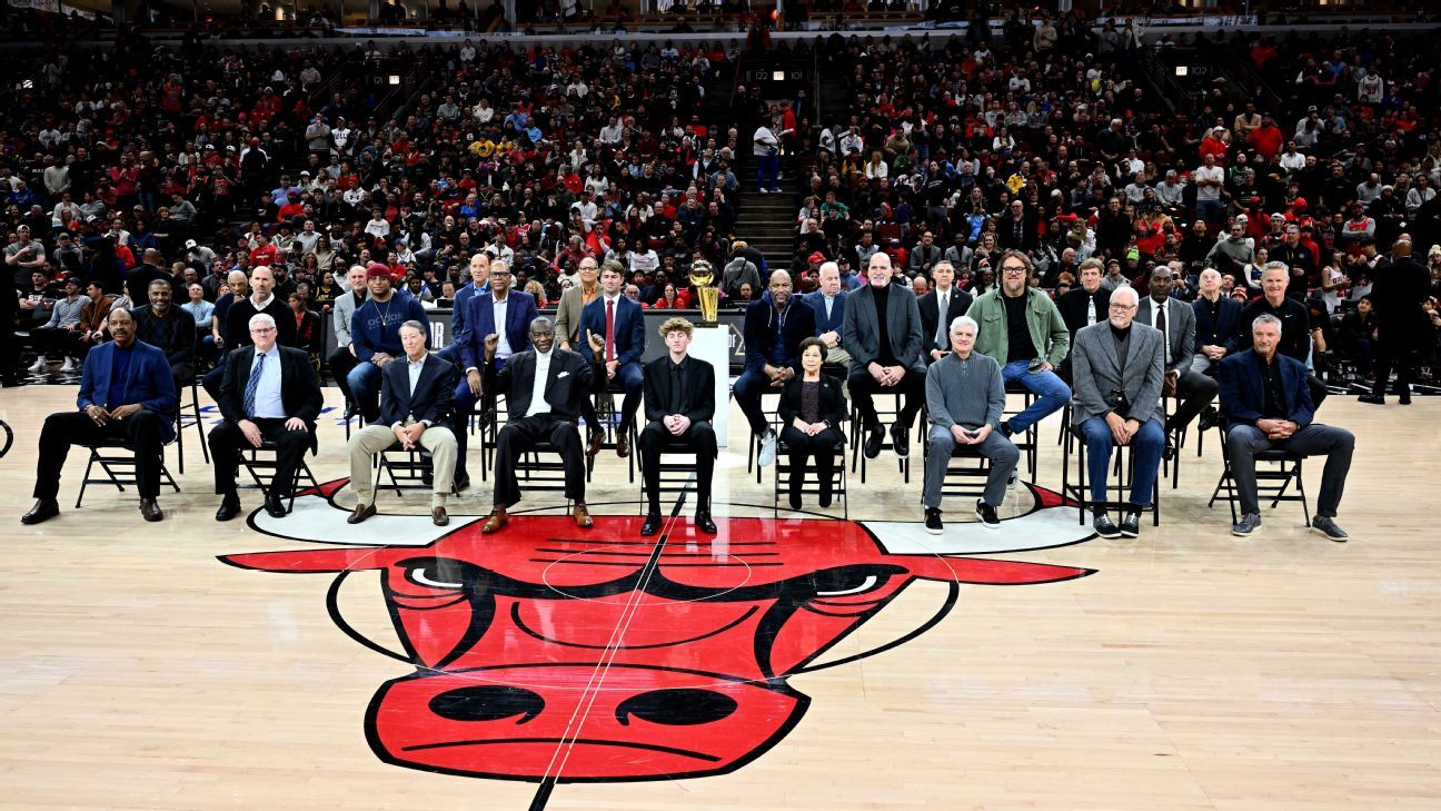 Bulls inducted into inaugural Ring of Honor class, including 1995-96 team