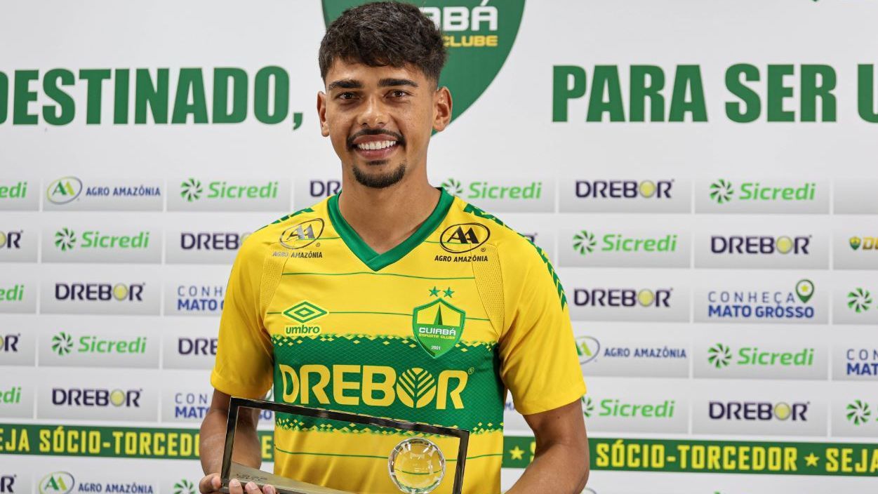 Vencedor do Puskás diz que chegou a aceitar oferta do Palmeiras e coloca metas após prêmio da Fifa