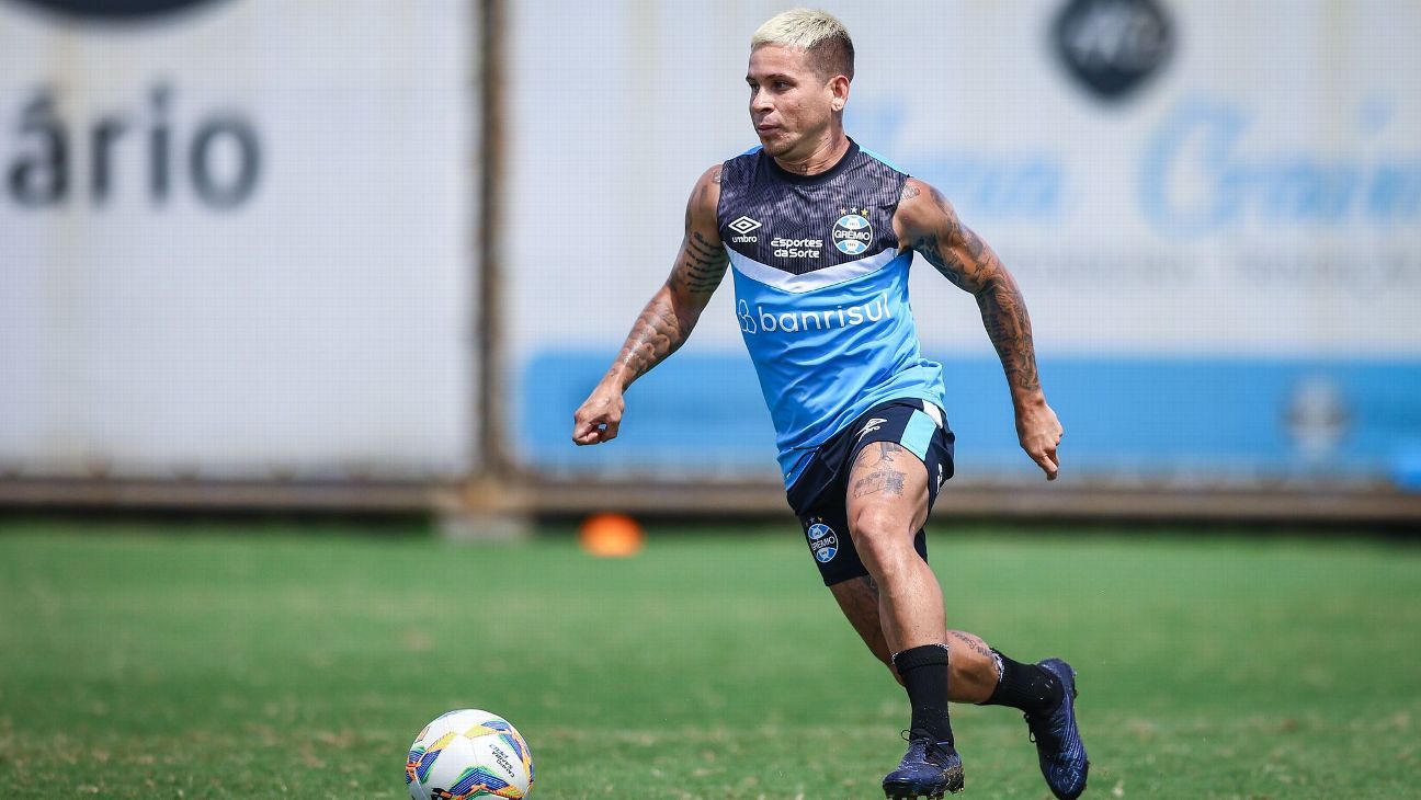 Soteldo, do Grêmio, ostenta três tatuagens de Cristiano Ronaldo na perna.