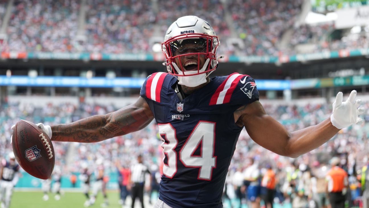 Bourne agrees with the Patriots to a 3-year deal worth up to  million